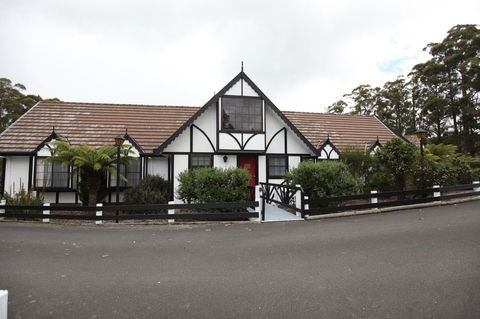 The Fox And Hounds Historic Hotel - Accommodation Directory 22