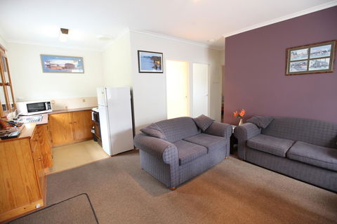 The Fox And Hounds Historic Hotel - Accommodation Directory 13
