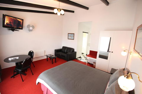 The Fox And Hounds Historic Hotel - Accommodation Directory 34