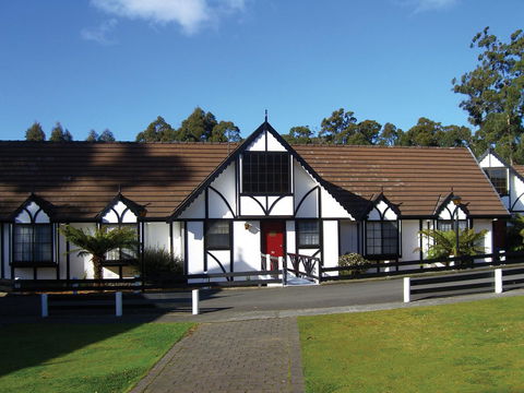 The Fox And Hounds Historic Hotel - Accommodation Directory 0