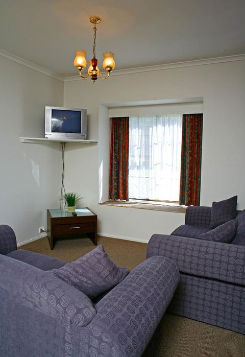 The Fox And Hounds Historic Hotel - Accommodation Directory 24