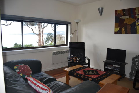 Beachside Taroona With Spa - Accommodation Directory 6