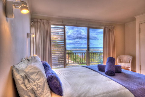 The Strand ~ On The Edge Of The Beach - Accommodation Directory 2