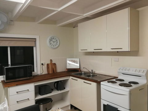 Hilltop Cottages - Accommodation Directory 5