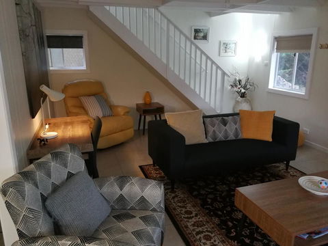 Hilltop Cottages - Accommodation Directory 8