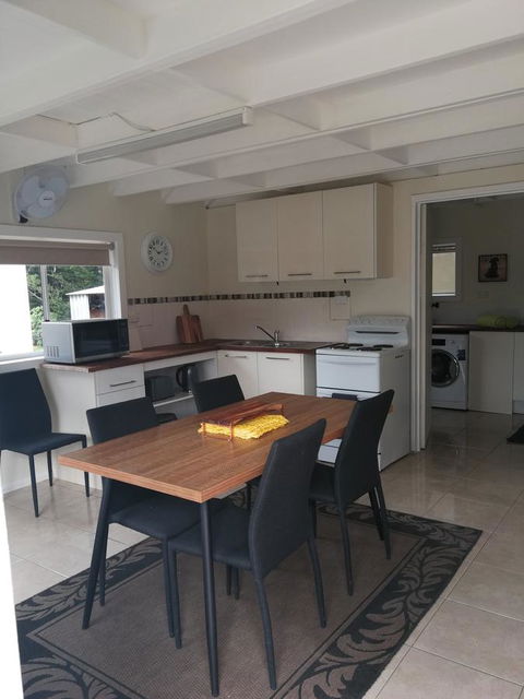 Hilltop Cottages - Accommodation Directory 7