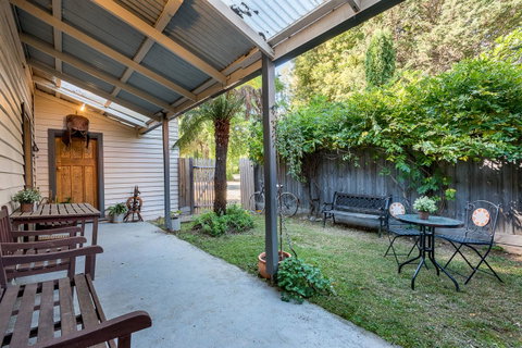 Avalon House - Accommodation Directory 32