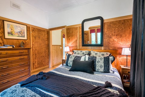 Avalon House - Accommodation Directory 2