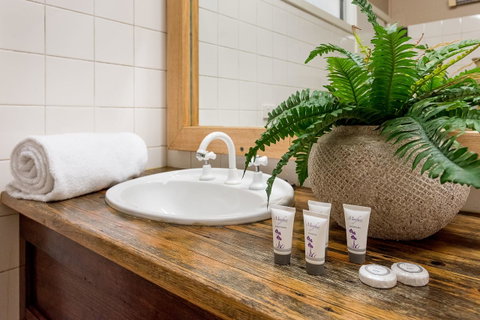 Avalon House - Accommodation Directory 38