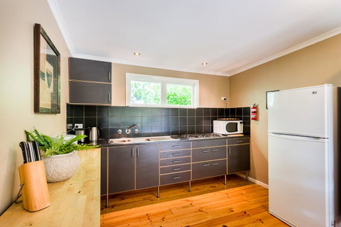 Avalon House - Accommodation Directory 28