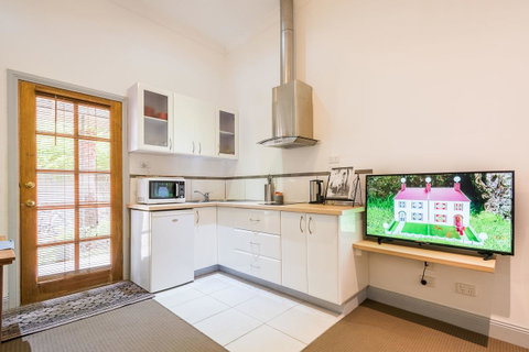 Avalon House - Accommodation Directory 31