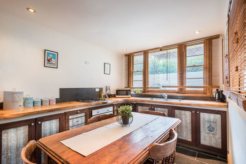 Avalon House - Accommodation Directory 40