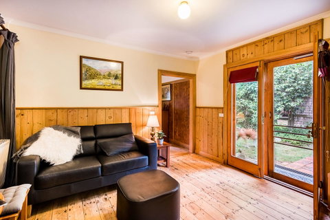 Avalon House - Accommodation Directory 8