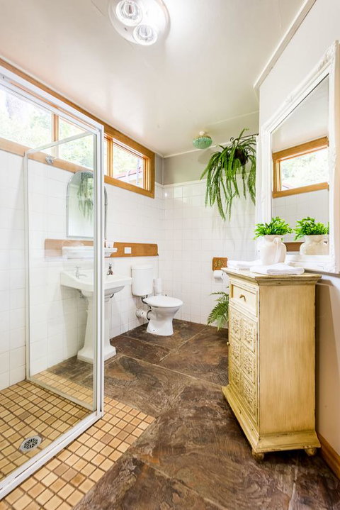 Avalon House - Accommodation Directory 21
