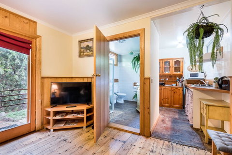 Avalon House - Accommodation Directory 42