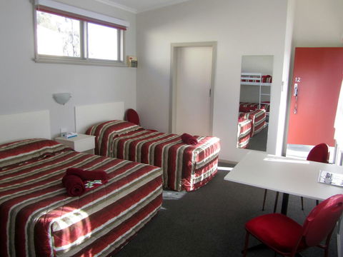 The Highlander Motel - 24HR Check In - Accommodation Directory 25