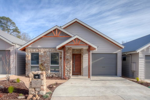 Luxury Abalina Cottages - Accommodation Directory 12