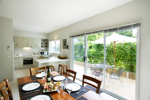 Luxury Abalina Cottages - Accommodation Directory 28