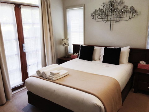 Luxury Abalina Cottages - Accommodation Directory 3