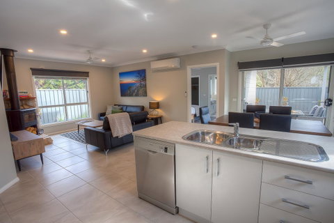 Luxury Abalina Cottages - Accommodation Directory 7