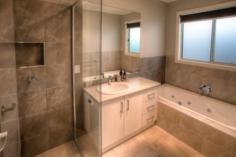 Luxury Abalina Cottages - Accommodation Directory 10