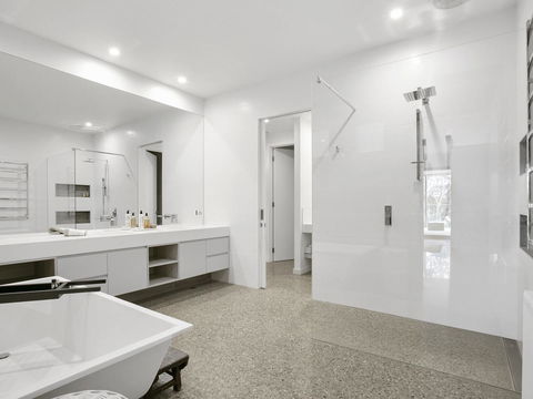 Lansdowne Villa - With Swimming Pool - Accommodation Directory 12
