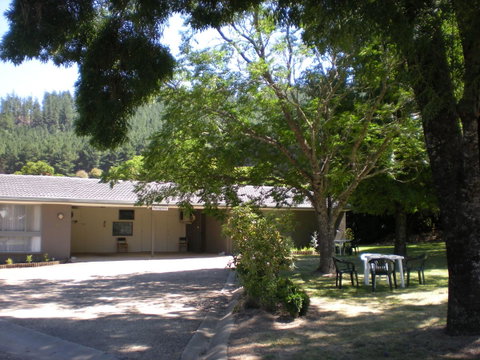 Willow Dene Holiday Apartments - Accommodation Directory 12