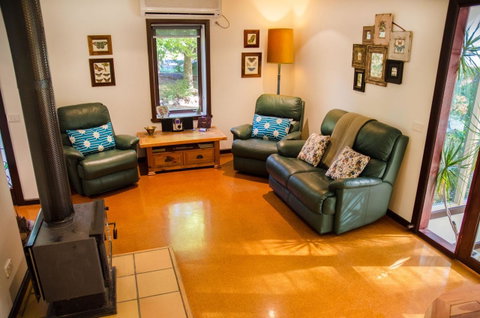 Ashwood Cottages - Accommodation Directory 11