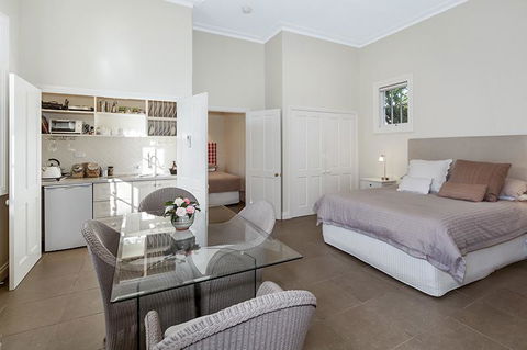 Camellia Cottage - Accommodation Directory 4