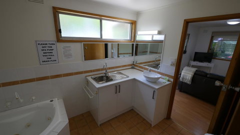 Adina Lodge Holiday Apartments - Accommodation Directory 25