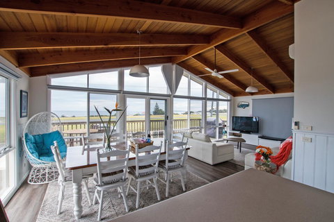 Stunning Waterfront Only 10 Minutes To Phillip Island - FREE EV UNIT 7kW For Electric Cars - Pet Friendly, Fireplace FREE WIFI Wine & Chocolates - Accommodation Directory 0