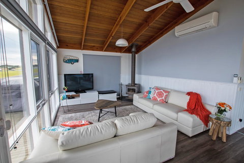 Stunning Waterfront Only 10 Minutes To Phillip Island - FREE EV UNIT 7kW For Electric Cars - Pet Friendly, Fireplace FREE WIFI Wine & Chocolates - Accommodation Directory 1