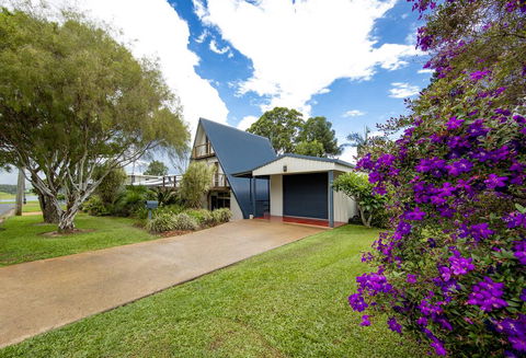 The Lake House - Accommodation Directory 2