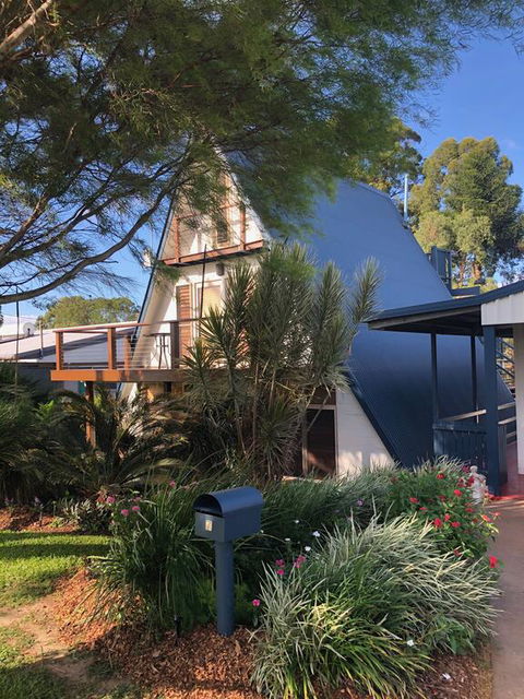 The Lake House - Accommodation Directory 3