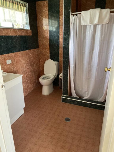 THE QUEENSLANDER MOTEL - Accommodation Directory 1