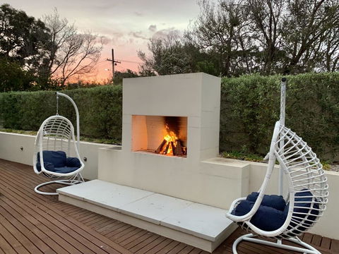 The Sanctuary: Stunning. Hot Tub Spa + Linen - Accommodation Directory 2