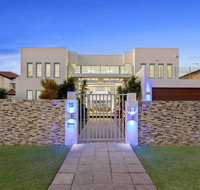 The White House GC Waterfront Home Cinema Jacuzzi Heated Pool - Accommodation Directory