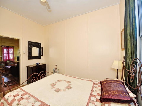 Traditional Three Bedroom Home With Water Views - Accommodation Directory 3