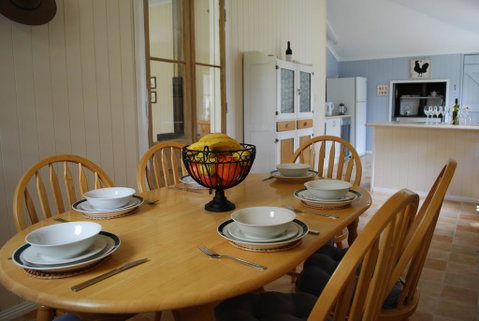 Twisted Gum Vineyard Cottage - Accommodation Directory 3