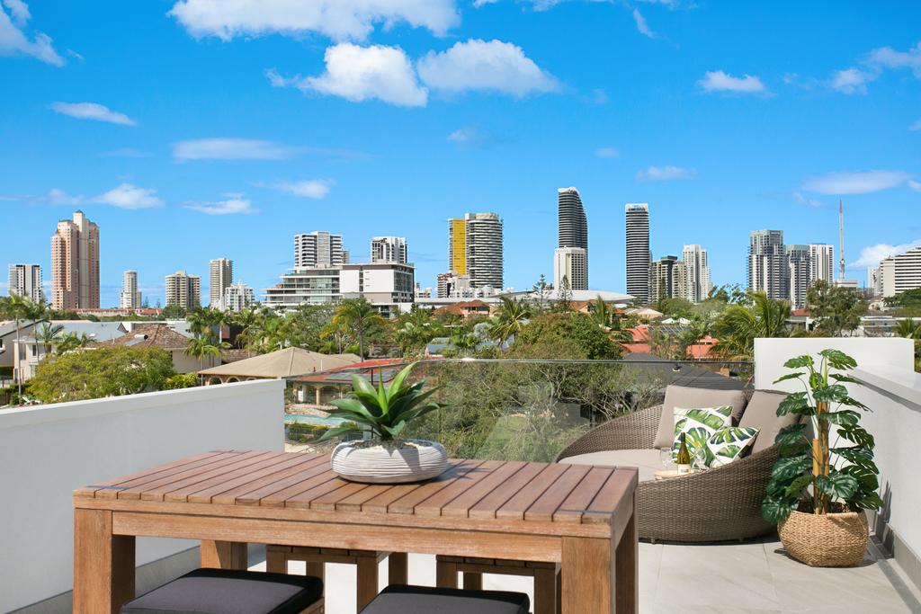 Broadbeach Waters QLD Accommodation Directory