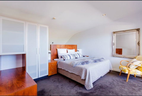 Urban Paradise Minutes From The Markets - Accommodation Directory 0