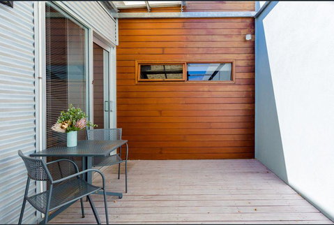 Urban Paradise Minutes From The Markets - Accommodation Directory 1