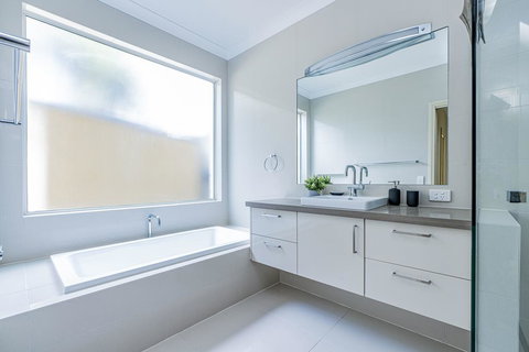 VIEWS FOREVER - INVERLOCH - Accommodation Directory 3