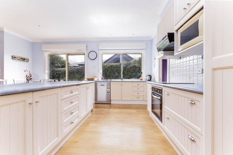 WALKIN ON SUNSHINE - STROLL TO BEACH BREAK - Accommodation Directory 2