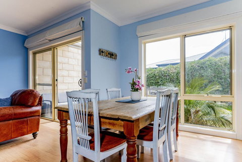 WALKIN ON SUNSHINE - STROLL TO BEACH BREAK - Accommodation Directory 1