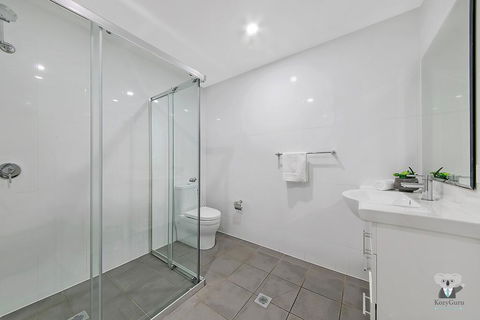 WARRICK FRAM 3 BEDS APT FREE PARKING WALK TO WESTFIELD CLOSE TO HOSPITAL NWF003 - Accommodation Directory 3