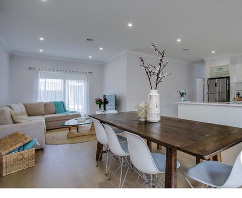 Water Edge Sensation - Accommodation Directory 1
