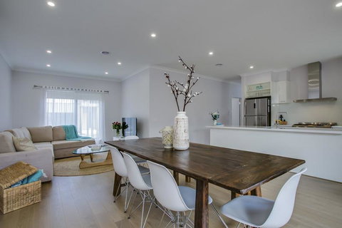 Water Edge Sensation - Accommodation Directory 0