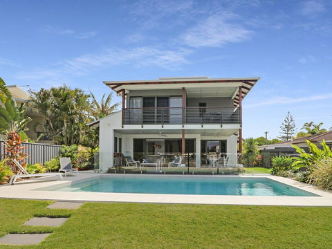 WATERFRONT HOME BORDERING MOOLOOLABA - Accommodation Directory 0