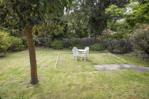 Hillside House - Accommodation Directory 9